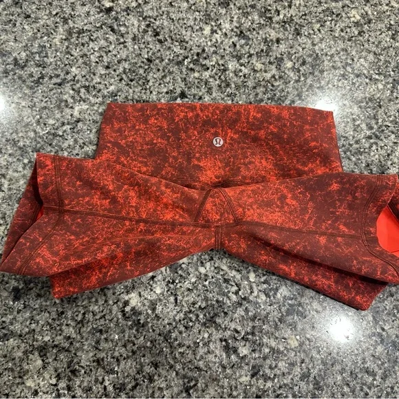 Lululemon Wunder Train High-Rise Short 8"
Denim Wash Print Autumn Red Black - Picture 4 of 7